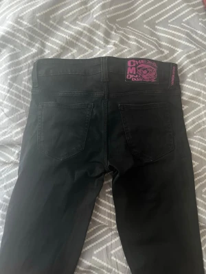 Weekday jeans - Strl 29/32, använda ett fåtal gånger har defekter på baksidan längst ner vid foten annars inget, är 166 och det är något längre på mig, midjemått rakt över är ungefär 37cm men är steechiga