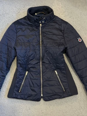 Bondelid mörkblå quiltad täckjacka S  - Bondelid täckjacka i mycket fint skick. En söm på insidan har lagats hos skräddare, inget som syns från utsidan. Nypris ca 2000 kr💕💕