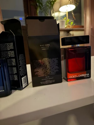 Dolce & Gabbana The One Parfym Davidoff coolwater Intense - En exklusiv herrparfym från Dolce & Gabbana, The One. Flaskan är mörkröd med svart fyrkantigt lock och elegant design. Doften har inslag av svartpeppar, labdanum och tobak, vilket ger en kryddig och varm karaktär. Perfekt för dig som gillar intensiva och maskulina dofter.