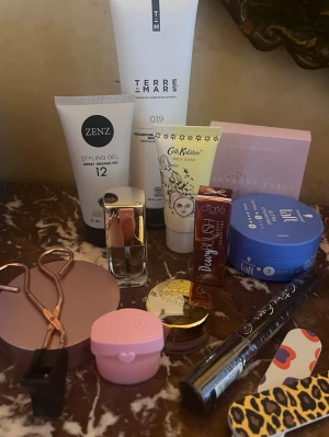 Skönhetspaket - Skönhetspaket med massa roliga produkter, inkl 2 set ögonfransar av klickmodell. Se bilder och fråga gärna om du undrar nåt.