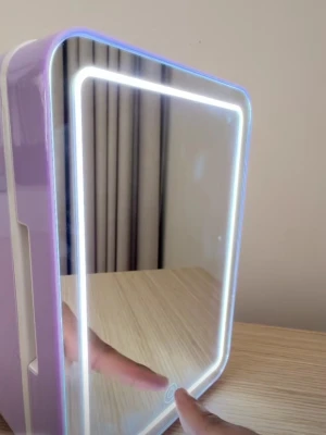 Nytt/nwt kylskåp för hudvård - ledbelysning på framsidan.  110 cm usb-sladd medföljer som driver kylskåpet. Upplever att det är väldigt tyst jämfört med det dottern har haft tidigare.  Löstagbara hyllor inne i kylskåpet.  Kylskåpet är helt nytt, dottern råkade få två i present varvid vi säljer det ena pga dyr returfrakt.  Slutsålt i butik