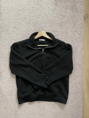 Svart Quarter Zip Från Zara I Storlek S - 🖤 Zara Quarter Zip – Svart 🖤 Stilren och tidlös quarter zip med en clean, maskulin look. Perfekt för en snygg vardagsstil eller lager-på-lager. Känns exklusiv och är i mycket bra skick ✨  🔹 Storlek: S 🔹 Skick: Mycket bra 🔹 Pris: 479 kr  📏 Mått: • Armlängd 58 cm • Axelbredd 46 cm • Längd 60 cm  Ett säkert kort i garderoben – enkel, snygg och lätt att matcha. 💎