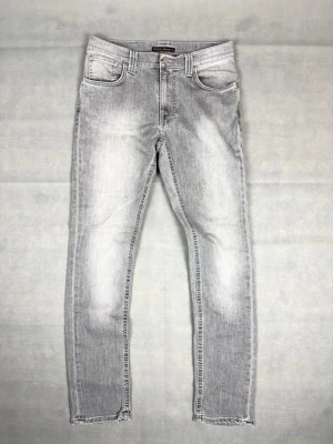 Nudie jeans med fades - Nudie jeans med fades | Size W28 L32 | Modell: Thinn finn | Skick: 9/10 | Mått: Midja: 38 cm Längd: 101 cm | Hör gärna av dig vid frågor och funderingar!🤗