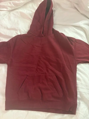 Vinröd hoodie - Vinröd hoodie ifrån new yorker i st XS, lite större i storleken❤️hoodien är använd men ändå i bra skick, nytvättad