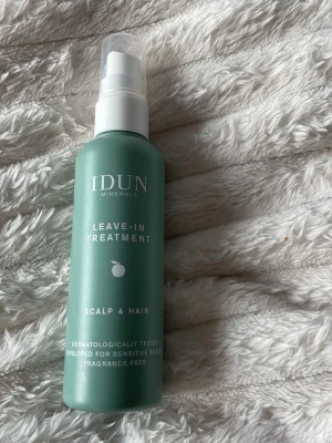IDUN Leave-In Treatment hår - Grön leave-in treatment för hårbotten och hår från IDUN Minerals. Kommer i en plastflaska med pump, 100 ml. Utvecklad för känslig hårbotten, parfymfri och vegansk. Innehåller bland annat sheasmör, panthenol och äppelextrakt. Ca 60-70ml kvar 🌱