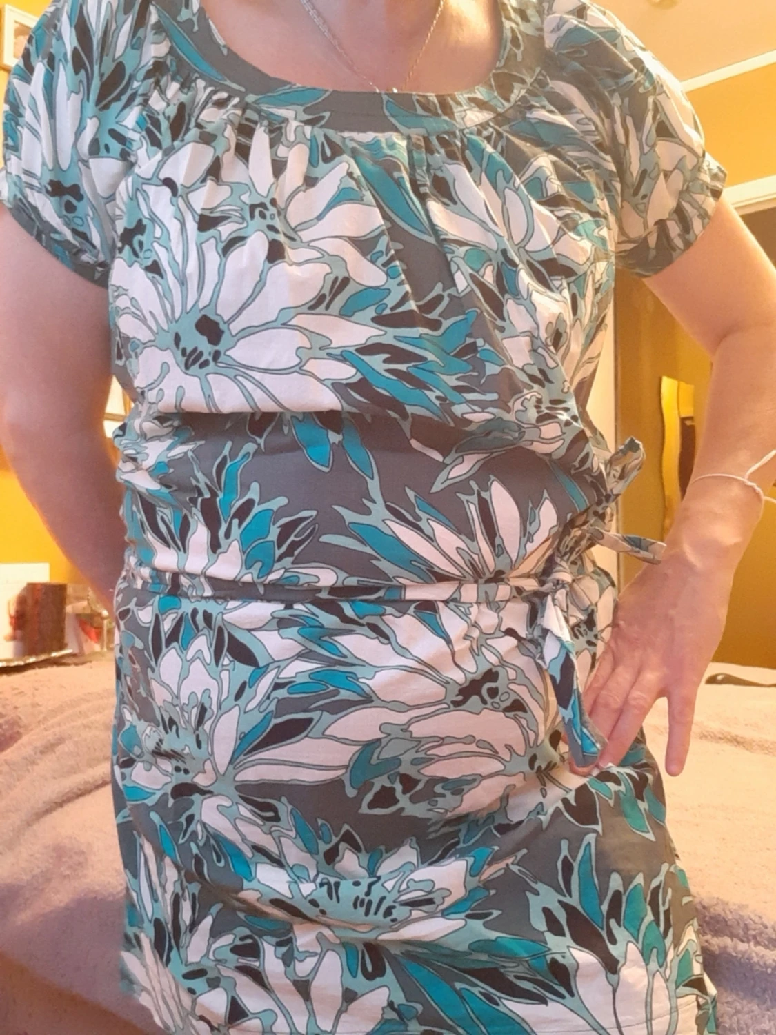 Blommig kortklänning med knyt - 1