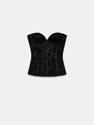Trendig Svart spetskorsett från Zara - Säljer en snygg svart korsett från Zara med spetsdetaljer - fortfarande lapp på, aldrig använd - helt slutsåld 