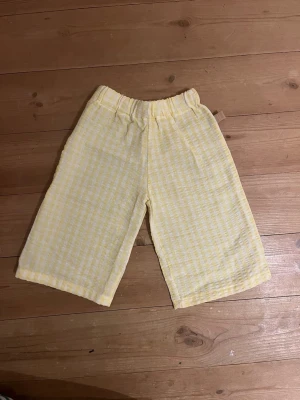 Vida byxor  - Byxor som jag sytt helt själv!😊 Passar 3-6m Finns fler byxor och andra kläder på min hemsida, Googla Emanuel Dsgn! Allt är handgjort🫶🏻 Skriv om ni önskar annan strl