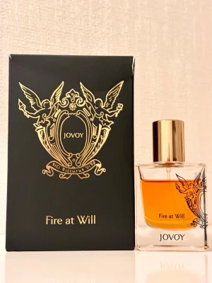 Jovoy Fire at Will Eau de Parfum 15 ml - Jovoy Fire at Will Edp, 15 ml. En helt fantastisk vaniljdoft, en av mina favoriter! Knappt använd, vilket syns på bild. Kommer i originalförpackningen. Givetvis förvarad mörkt, torrt och svalt. 