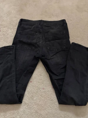 Lowwaist Bootcut svarta jeans med glitter fickor - Lowwaist Bootcut jeans svarta med glittrigt mönster på fickorna från Gina Tricot i storleken 164💕🫰🏻🤗🤗knappt använda,bra och fint skick!! Skriv vid frågor