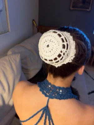Handvirkad vit hårnät scrunchie - Virkad buncover/hårnät scrunchie 100% bomull <3