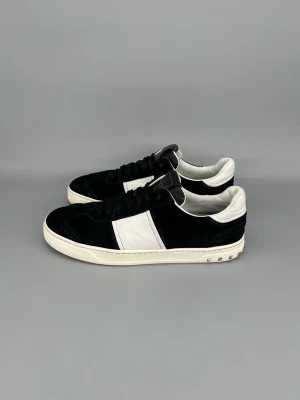 Valentino Flycrew Skor Svart Mocka - • The shoes have been gently used and are in very good condition  • Size: 41 (fits 41.5–42)  • Color: Black  • Retail price: ~5000 SEK (no longer in production, very rare)  • No accessories