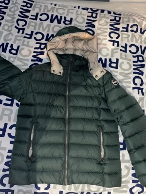 Mörkgrön dunjacka från Colmar - Snygg mörkgrön dunjacka från Colmar. Perfekt för kalla vinterdagar och riktigt skön att bära. Väldigt fint skick. 