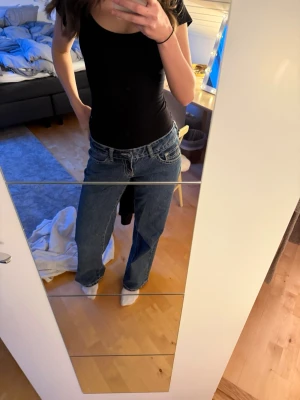 Low waist jeans  - Säljer ett par low waist wide jeans från Gina tricot. Knappt använda. Pris kan diskuteras vid snabb affär💕💕