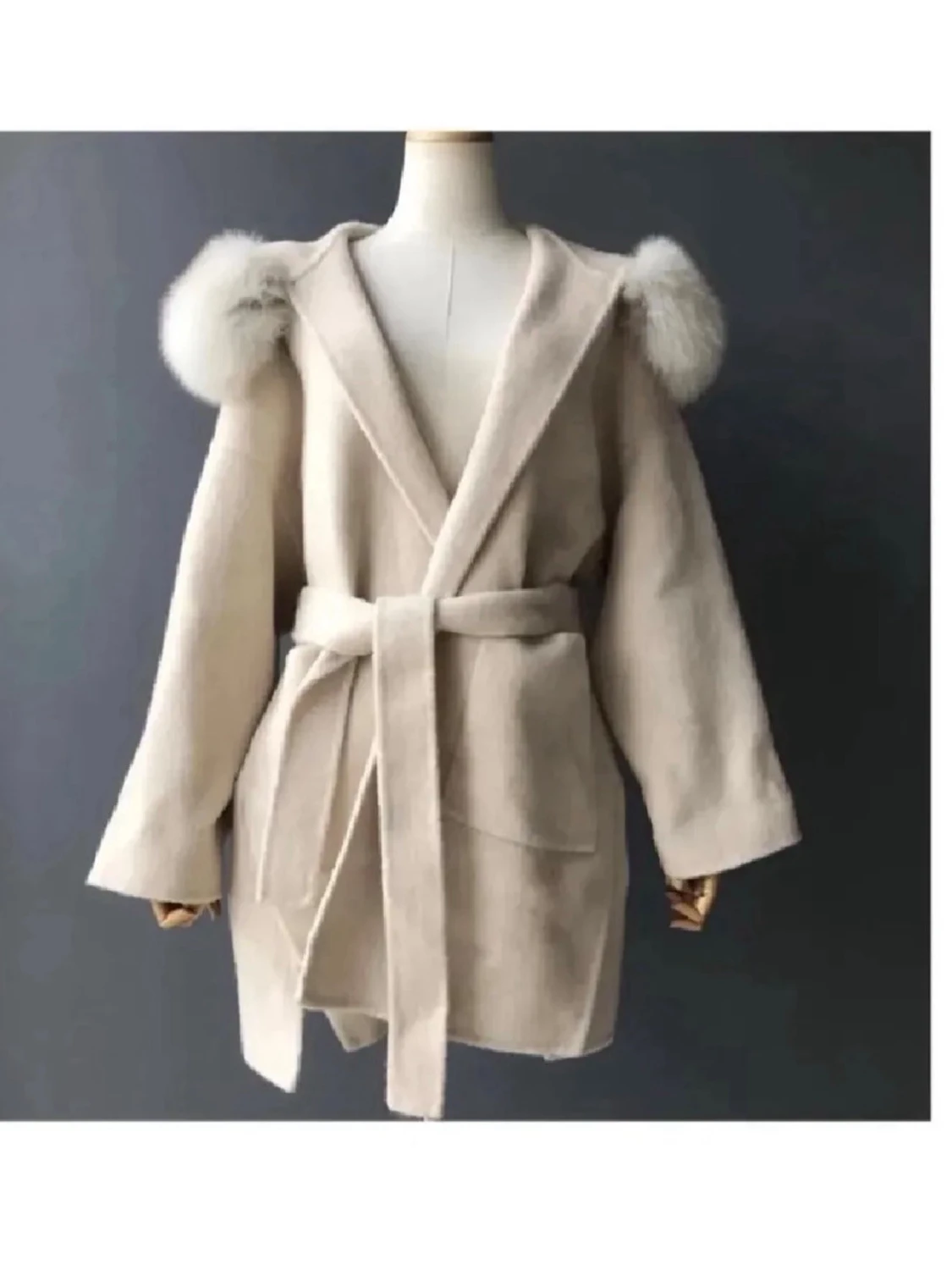 Beige kappa med pälskantad huva