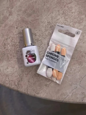 Gel nagellack Chrome från Depend  - Gel nagellack från Gelio i färgen Chrome, som ger en metallic och glansig finish. Medföljer ett paket med Chrome Sponges för enkel applicering av lacket. Perfekt för dig som vill ha en cool och trendig look på naglarna.