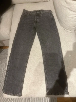 Grå relaxed jeans från Jack & Jones - Snygga grå jeans från Jack & Jones i modellen Relaxed/Chris. Jeansen har rak passform och klassisk femficksdesign. Tillverkade i slitstarkt denimtyg som ger en avslappnad look. Perfekta för dig som gillar en lite lösare stil.