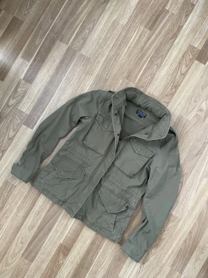 Grön Ralph Lauren fieljacket  - En grön tunnare Ralph Lauren field jacka( med inbyggd luva ). Jackan har storleken S och är i bar skick. Skriv vid frågor eller fler bilder 😃.