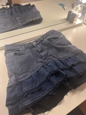 Lågmidjad blå jeanskjol - Jag säljer en jättegullig utsvängd jeanskjol, den är omsydd ifrån ett par Gant jeans💗 den är lågmidjade och lite tajt, själv är ja väldigt nöjd med den och gillar väldigt mycket men säljer pga att den blivit för liten. Den har inga fläckar o inga större tecken på användning. Midjemåttet är 33/34 cm🥰tyvärr hittade ja ingen bra bild på hur den sitter på, men om du vill se så skriv gärna privat så kan ja se om ja hittar nån gammal på när den passade🫰🏻