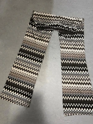 Alice by Belle Shos - Trendiga byxor med Zick Zack mönster 🖤🤎
