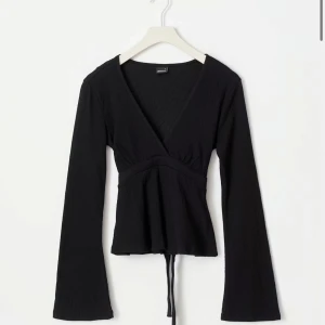 Svart topp från Gina  - Säljer denna fina tröja från Gina i storlek xs. Den har inga defekter eller liknande, säljer på grund av fel storlek💕