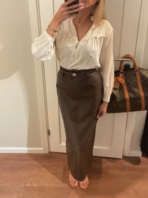 Adoore kjol brun - Adoore Bristol kjol i skinnimitation, finaste kjolen någonsin, finns inte kvar att köpa. Inga defekter, köpt i höstas! Strl 36! Postar men kan mötas i centrala gbg❣️