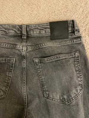 Jeans midwide BikBok  - Använda en gång, blivit för stora men jättefina och ger baggy/wide looken. 🩶