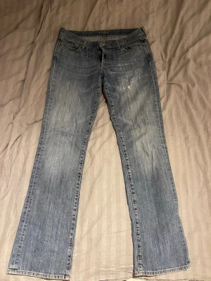 Low waist bootcut jeans - Lite mer straight än bootcut på, är för små för mig. Passar nog 36/38 