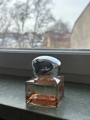 CAIA- Notes of Love 50ml - Parfym från Caia i doften notes of love, 50ml EDP. Endast testad men säljer då den inte passade mig.  Toppnoter: Mandarin, Karamell, Solackord  Hjärtnoter: Aprikos, Jasmin, Glass  Basnoter: Mysk, Sandelträ, Vanilj  