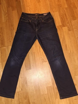 Mörkblå LTB jeans - Säljer ett par mörkblå jeans slim Fit Jeans med snygga kontrastsömmar. Klassisk femficksmodell och normal midja. Perfekta till en avslappnad stil och funkar året runt. Materialet är denim i bomull.