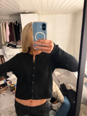 Svart kofta från Gina Tricot - Snygg svart kofta i mycket bra skick