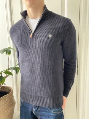 Morris quarter zip stickad  - Morris quarter zip stickad, riktigt riktigt snygg - är igentligen mörkblå. Inga defekter! Modellen i bilderna är 180 cm 75 kg och bär Storlek M , Kom med frågor! 🌟 (Kan gå ned i pris vid köp av paket 😉) 