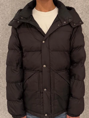 Woolrich puffer jacka - Säljer denna jättefina puffer jackan från woolrich i storlek M/L. Den är använd och en äldre modell men går aldrig ur stil och är lite puffy och bredare så passar streetstyle och archive stilen. Inga hål dock. Skriv gärna vid intresse!