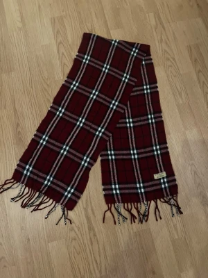Röd burberry scarf  - Vinröd burberry halsduk i bra skick! Pris går att diskuteras! 