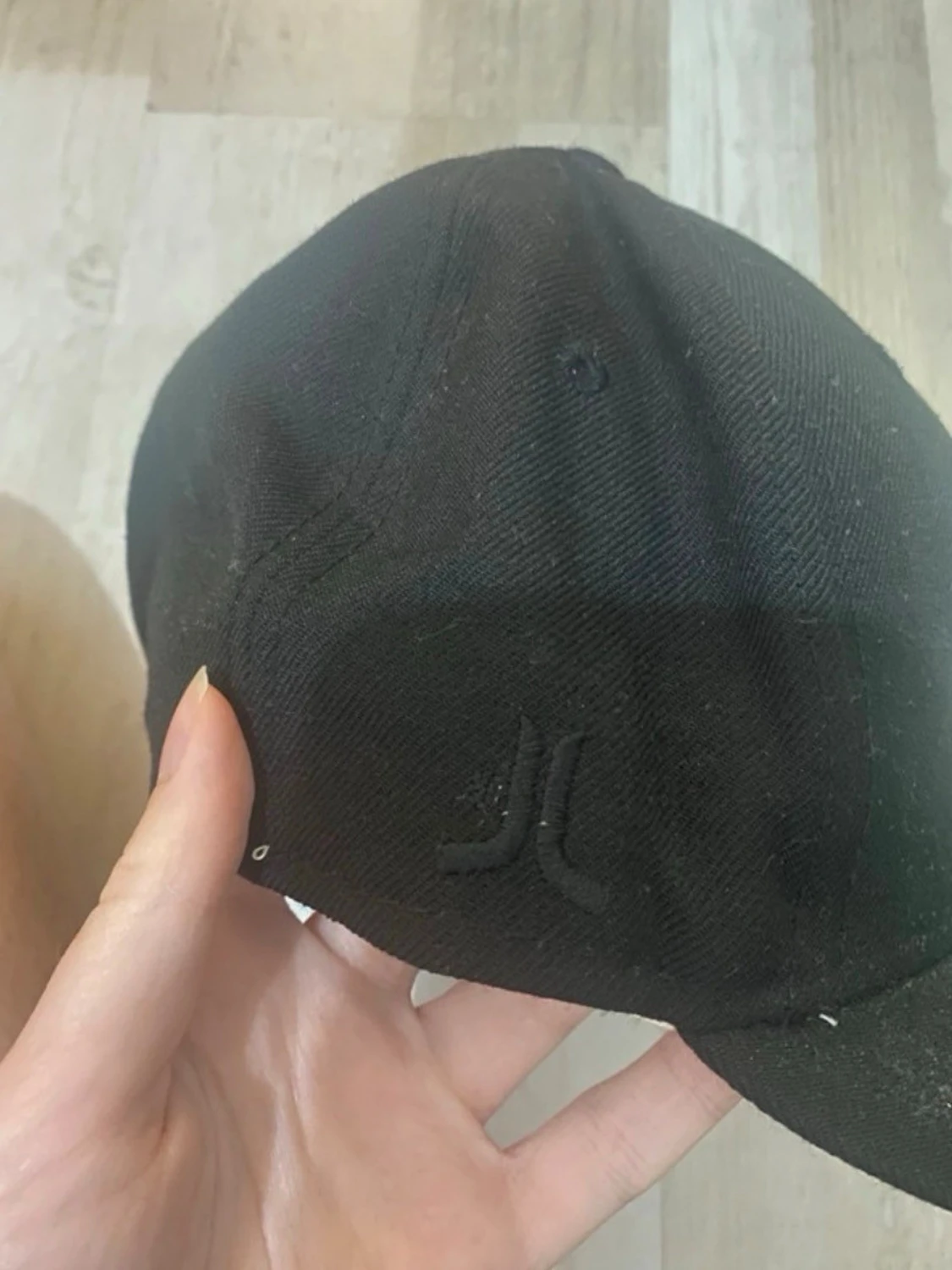 Svart keps med broderad logga - 1