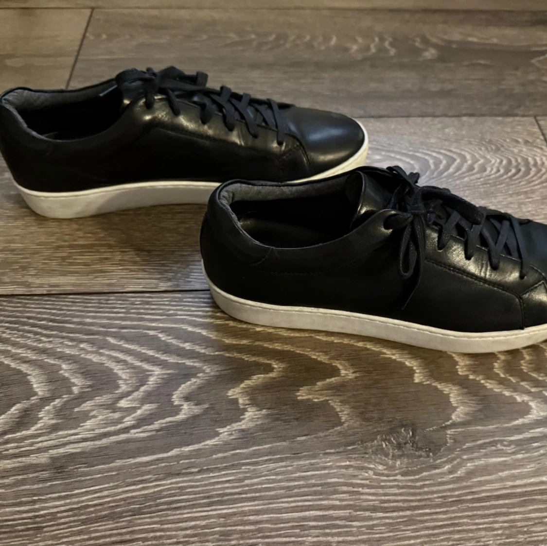 Svarta sneakers i läder med vit sula - 1