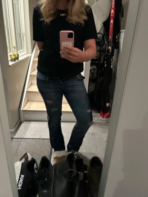 Raka jeans med hål  - Superfina raka jeans från Mavi med egengjorda hål💗 säljer då de är för små för mig💞 köpta second hand och defekter förekommer (se bild, ingenting som syns när de sitter på) Storlek 29/30 men små i storleken💞 