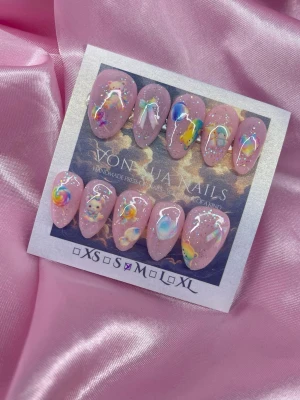 Bubble (M);Short Almond;Curved - Handgjorda press-on naglar i rosa med glitter och 3D-regnbågsmotiv, moln och söta detaljer. Naglarna har en mandelform och dekorationerna är i flera färger som blått, gult och grönt. Perfekt för dig som vill ha en unik och färgglad look.
