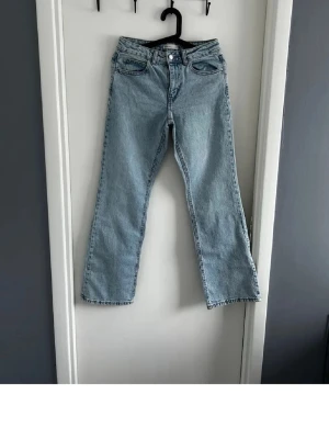 Jeans från Gina tricot  - Ljusblå jeans i rak modell. Normal midja. Fint skick, inga slitningar. Storlek: [36, midjemått  72 cm]. Från rök och djurfritt hem. Önskas fler bilder så kan jag lösa det, kom även med eget bud om ni vill :)