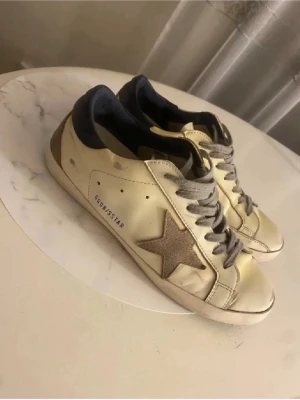 Golden goose - Riktigt feta golden goose! Bra skick förutom defekter på sulorna (bild 4), annars skitsnygga och mycket kvar att ge. Pris kan diskuteras och bara höra av sig vid frågor! Nypris ca 5000 kr, originalbox och dustbag medföljer!