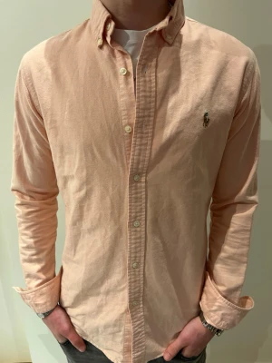 Ljusrosa skjorta från Ralph Lauren - Klassisk ljusrosa skjorta från Ralph Lauren i storlek S slimfit.