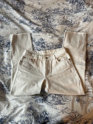 Vita raka jeans med rå kant - worn a few times   small mark on the front of the leg (see photo) was there when they were purchased, probably a fault with production