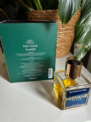 Nishane Fan Your Flames EdP 100ml - Extrait de Parfum från Nishane. Volym: 100 ml. Ca 50% kvar. Ingredienser: coconut, rum, tobacco, tonka, oakmoss, Chinese cedarwood. Tillverkad i Turkiet. Snygg och lyxig flaska – perfekt för dig som vill sticka ut.