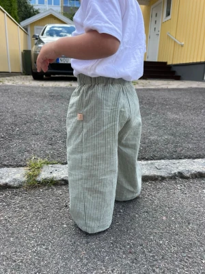 Vida byxor  - Byxor som jag sytt helt själv!😊Passar 0-3m, syr dom efter beställning.  Finns fler byxor och andra kläder på min hemsida, Googla Emanuel Dsgn! Allt är handgjort🫶🏻 Skriv om ni önskar annan strl