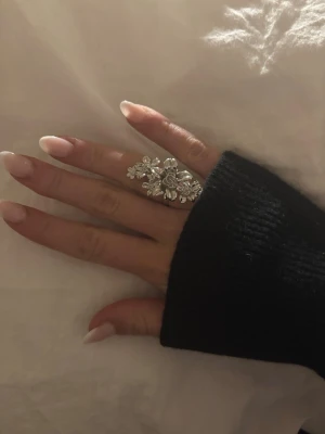 blomring i silver - En jättefin blomring i silver. Helt rostfri, i nyskick och justerbar. Skriv till mig vid fler frågor/bilder❤️