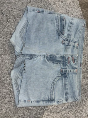 Ljusblå jeansshorts  - Söta jeansshorts från Nelly. Helt oanvända och därav priset 💗