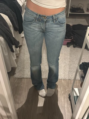 Lågmidjade jeans från fornarina - Jätte snygga lågmidjade jeans från fornarina. Dem är knappt använda och i väldigt bra skick . 