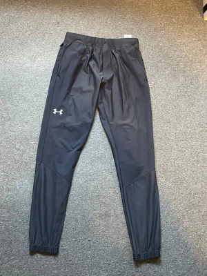  Under Armour - Säljer dessa gråa Under Armour byxor då dem inte kommer till användning. Köpte dem på JD Sports och är så gott som nya, lite använda!! Hör av er vid fler frågor