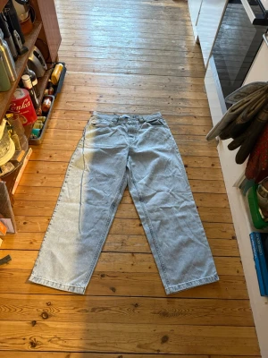 Ljusblåa Big boys jeans - Säljer ett par ljusblåa jeans med loose fit och raka ben. Klassisk femficksmodell med gylf och knapp. Jeansen har en avslappnad passform och är tillverkade i denim. Perfekta för en chill och trendig look. Har ett litet hål på ena bakfickan