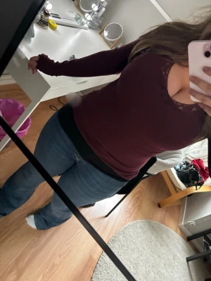 Vin röd tröja  - Säljer denna vinröda tröja. Använd en gång. Köpt från vero Moda för kanske 1 år sen. Storlek L